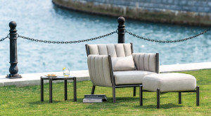 Тканевое садовое кресло с подлокотниками