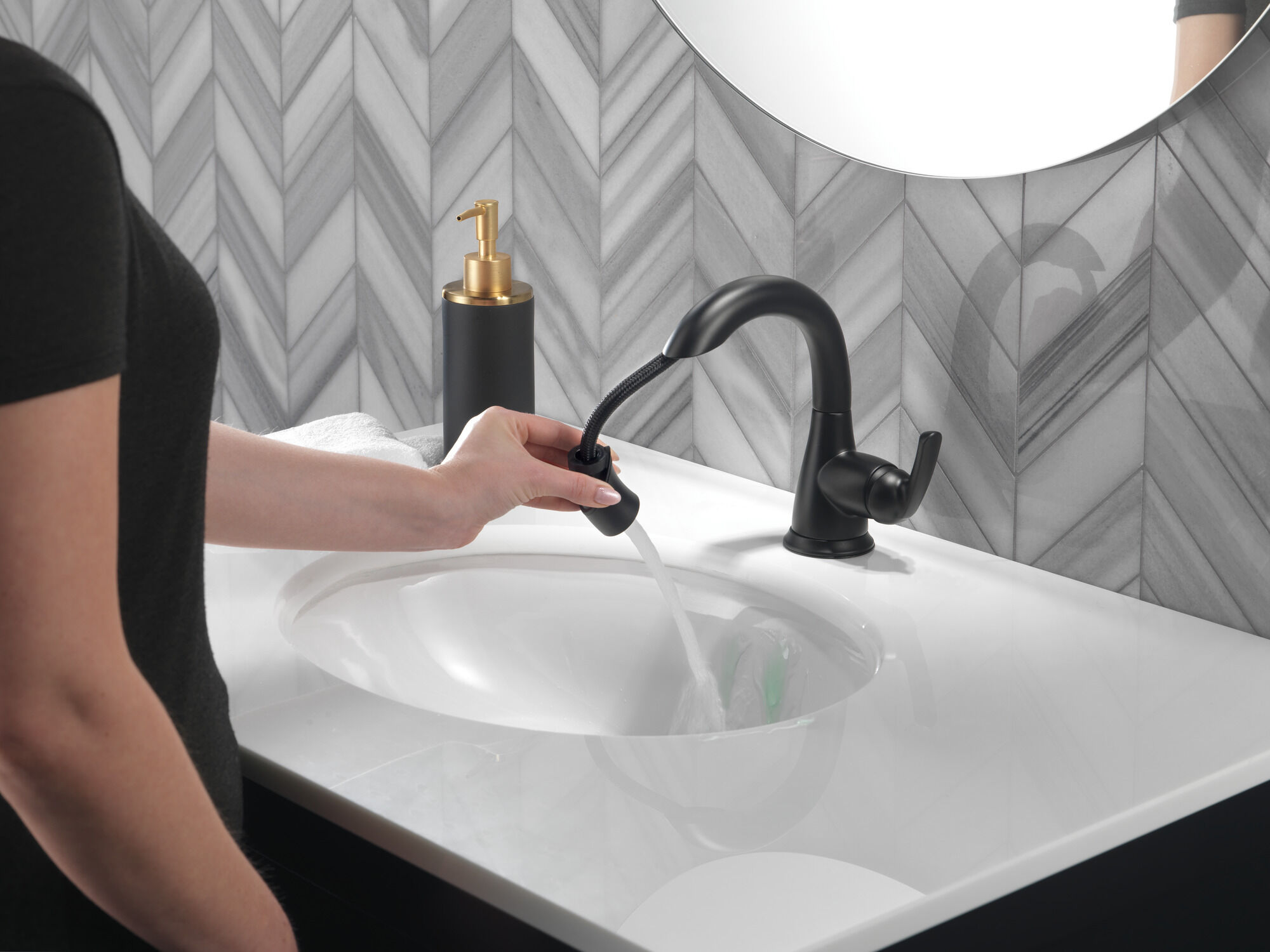 15765LF-BLPD Выдвижной смеситель для ванной комнаты с одной ручкой Delta Faucet Broadmoor Матовый черный  - Вид №8