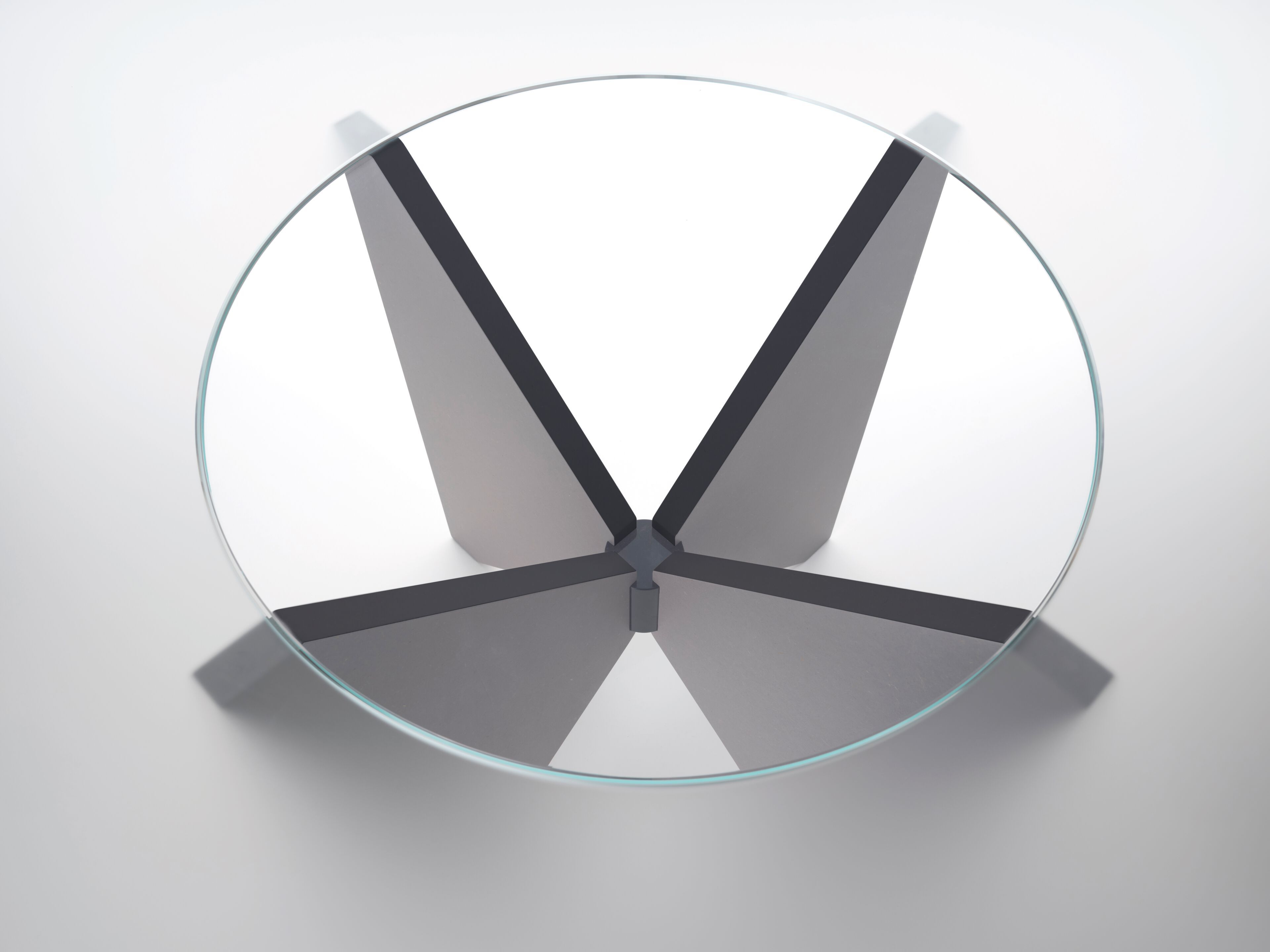 Круглый стол Valchromat® и травленое стекло Alias Сатурн ARCH-00015800