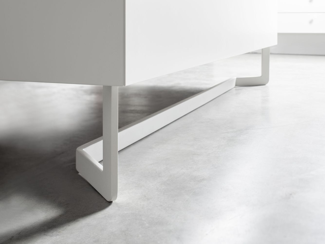 Двуспальная кровать со встроенными тумбочками Sudbrock Möbelhandwerk Miria ARCH-00125186