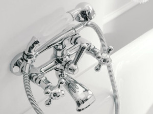 Настенный смеситель для ванны с 2 отверстиями и ручным душем