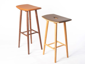 Барный стул из массива дерева