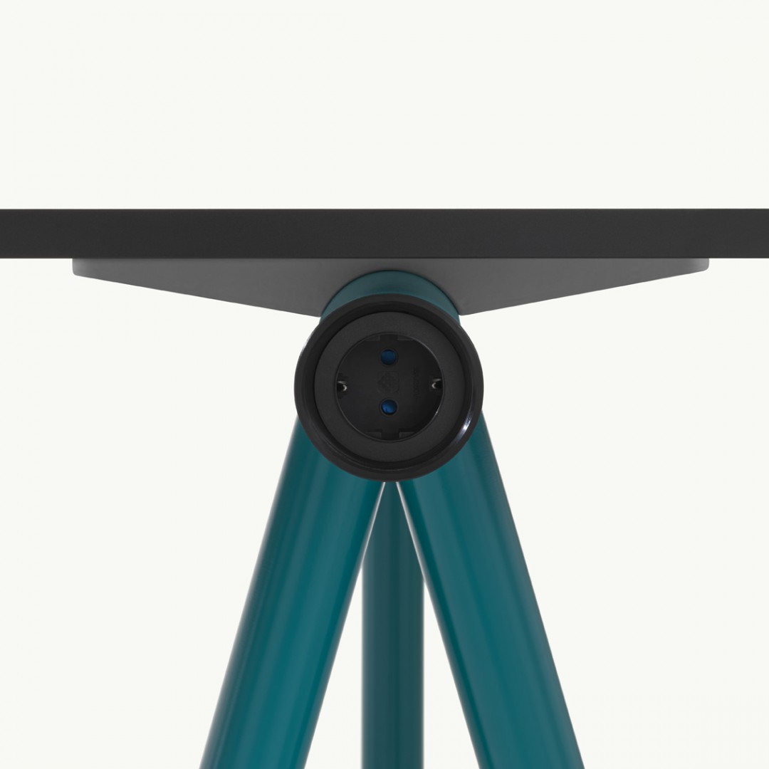 Harvey 1130 2 мольберта из стальных труб с опорой для крепления столешницы из литого алюминия и резиновыми подушечками. Каждый мольберт оснащен 1 розеткой Schuko и 2 разъемами USB. Et al. Harvey - Вид №11