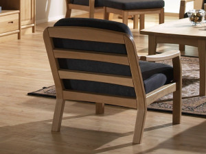 Кресло с подлокотниками