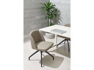 Мягкий поворотный стул на тканевом насесте