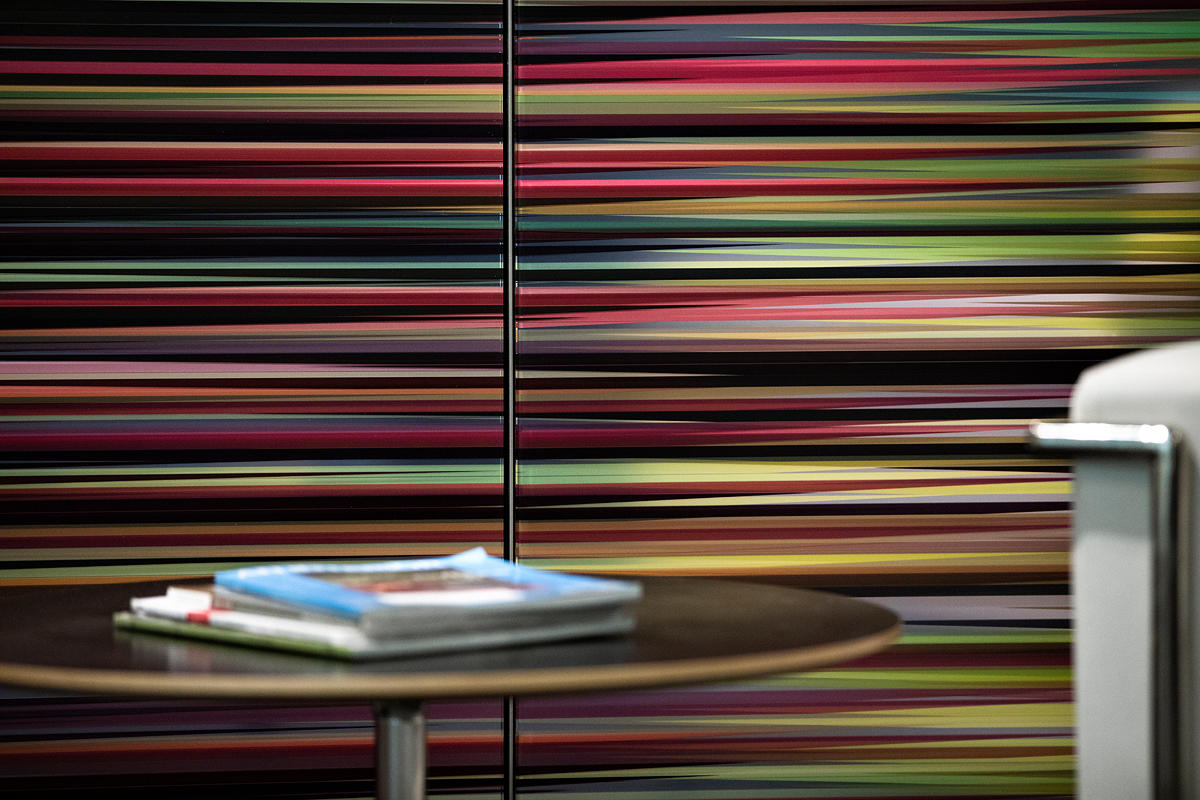 FSRT653 Деталь выравнивающей системы облицовки стен с панелями из вивихромного хромового стекла с промежуточным слоем индивидуального цвета, показанная в конфигурации отражения с отделкой pearlex +, нержавеющая сталь с отделкой каймой и внешний открытый у Forms-surfaces  - Вид №13