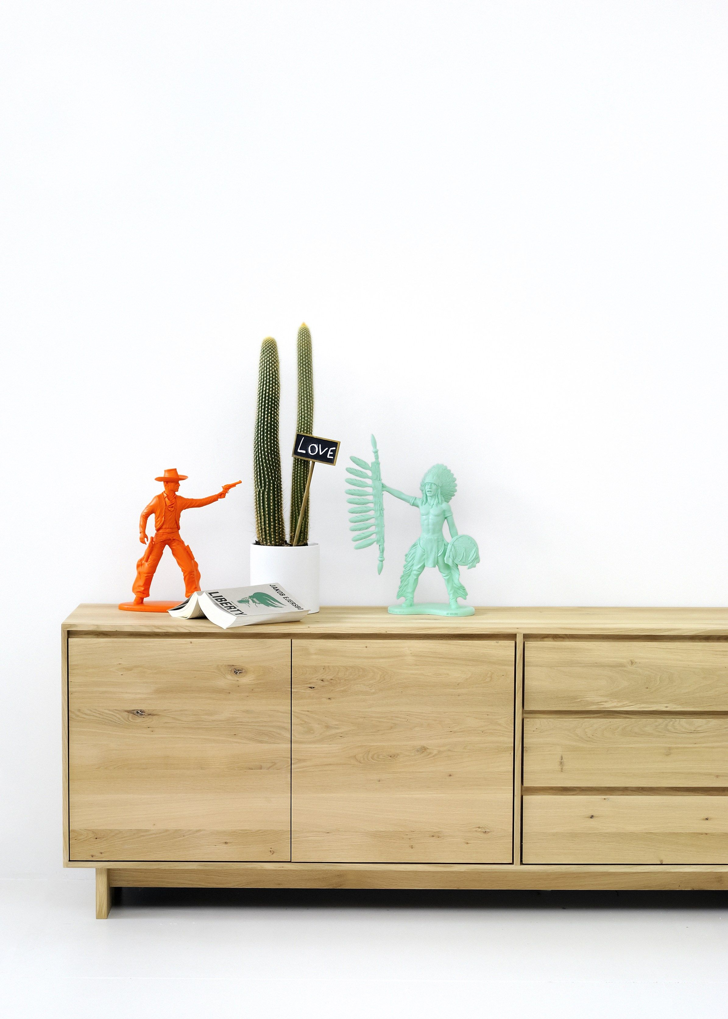 Шкаф из массива дерева с распашными дверцами с ящиками Ethnicraft Wave ARCH-00133239 - Вид №1