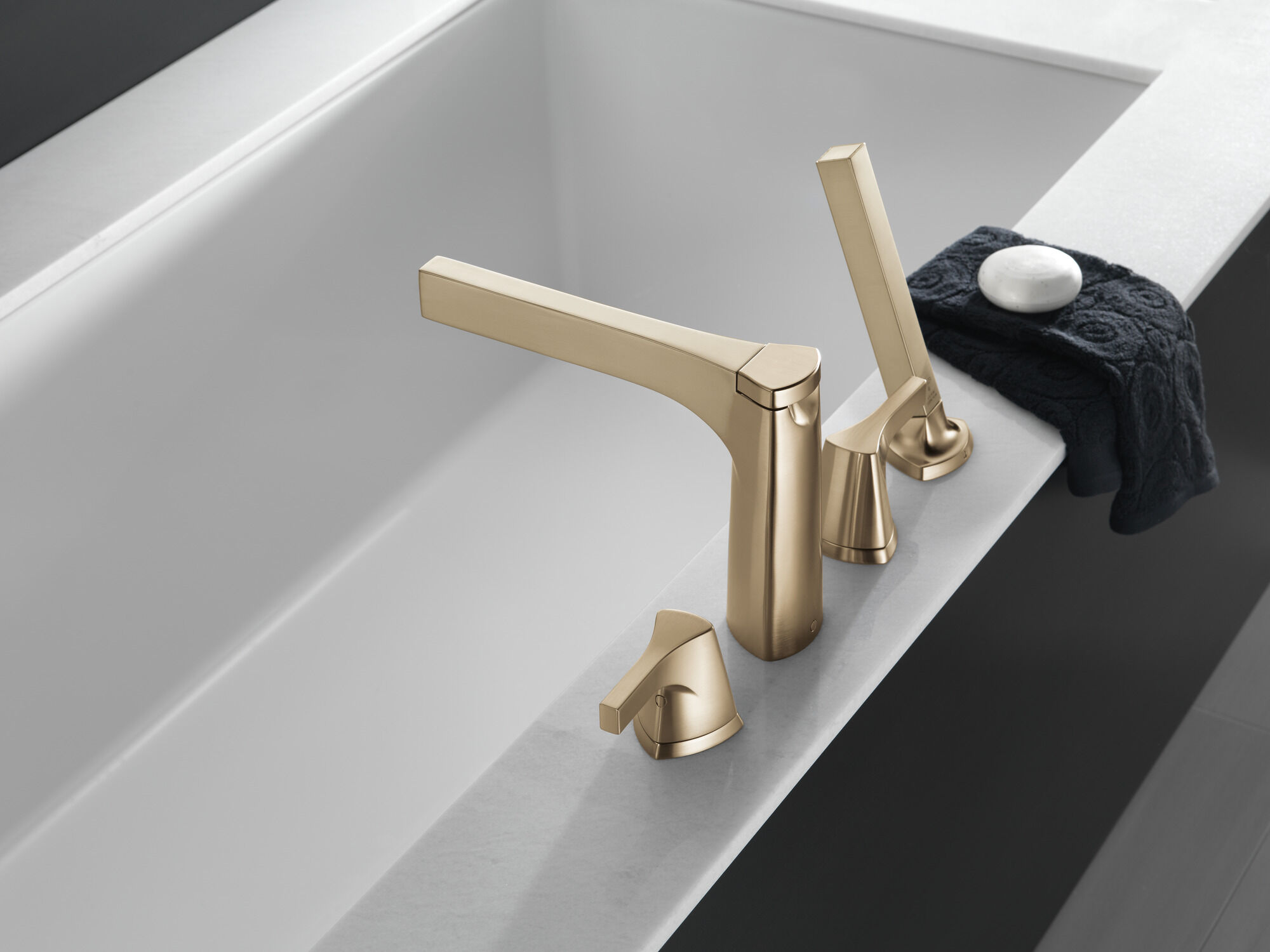Римская ванна на 4 отверстия с ручным душем Delta Faucet T4774-CZ - Вид №3