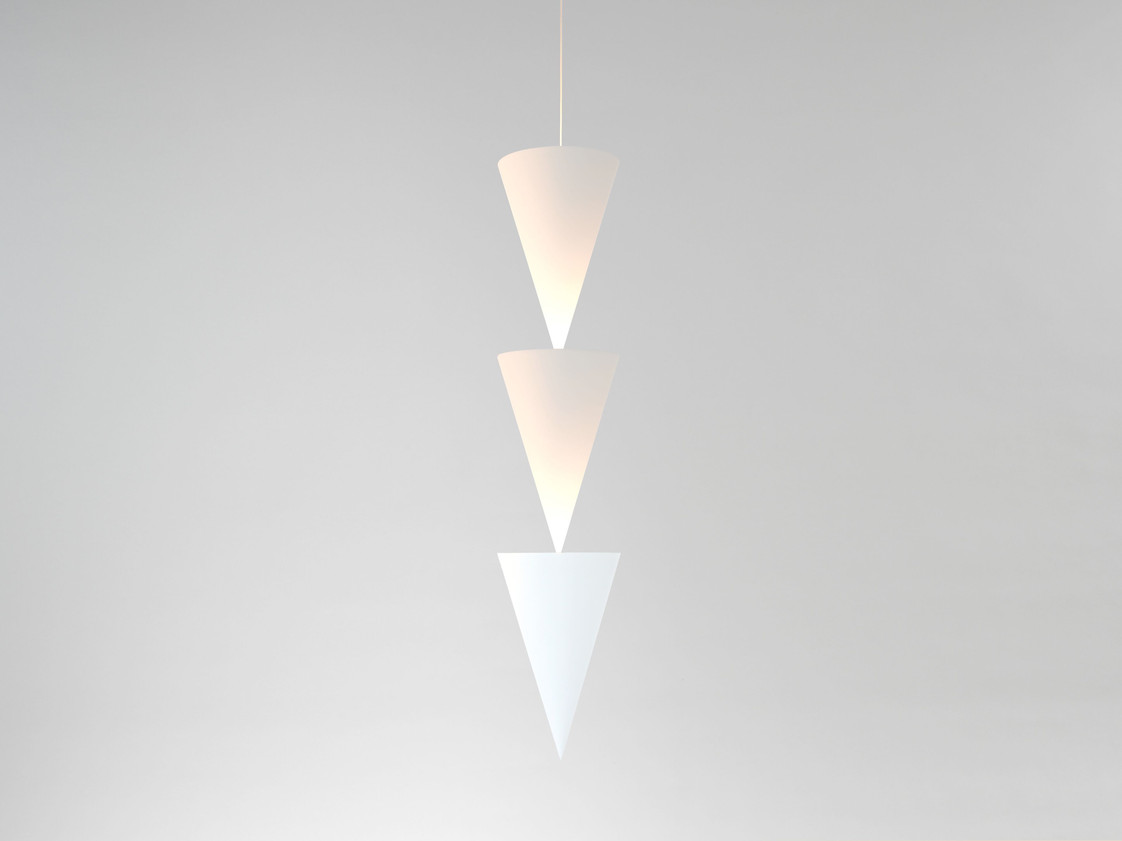 Алюминиевый светодиодный подвесной светильник с порошковым покрытием Michael Anastassiades TRIPLE PEAK UP ARCH-00133100