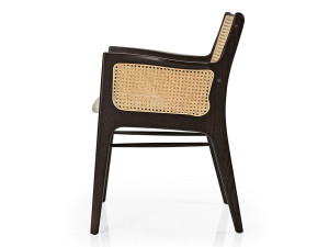 Деревянный стул с подлокотниками