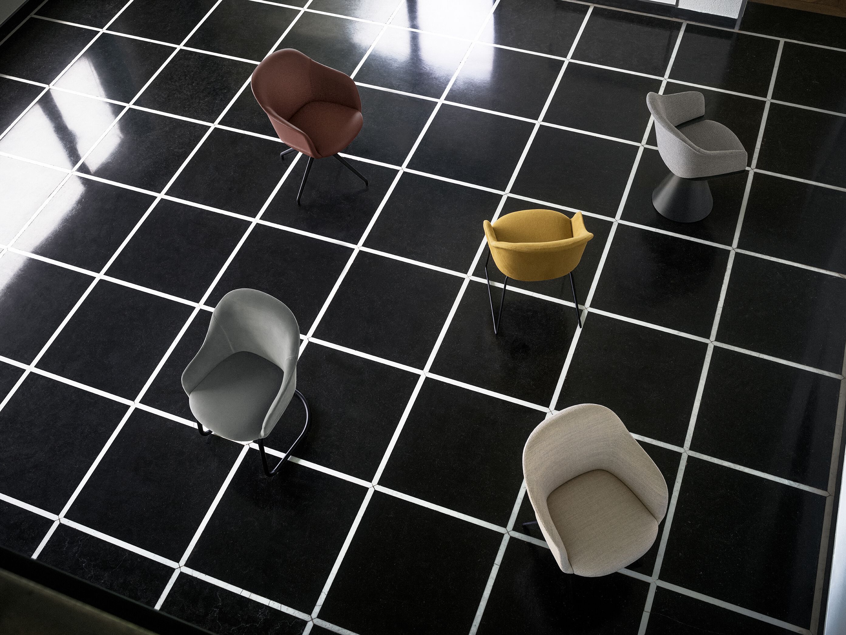 Тканевый поворотный стул с подлокотниками Potocco Lyz ARCH-00117787