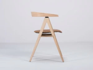 Gazzda Мягкое кожаное кресло с подлокотниками с открытой спинкой Ava 0fe