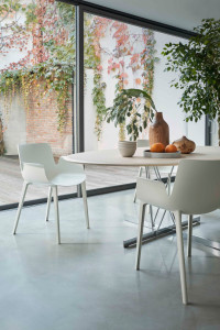 Полимерное кресло с подлокотниками