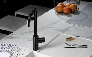 Смеситель для кухни с одним отверстием и поворотным изливом