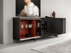 Шкаф из дерева и стекла с копланарными дверями