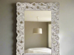 Прямоугольное настенное зеркало с рамкой