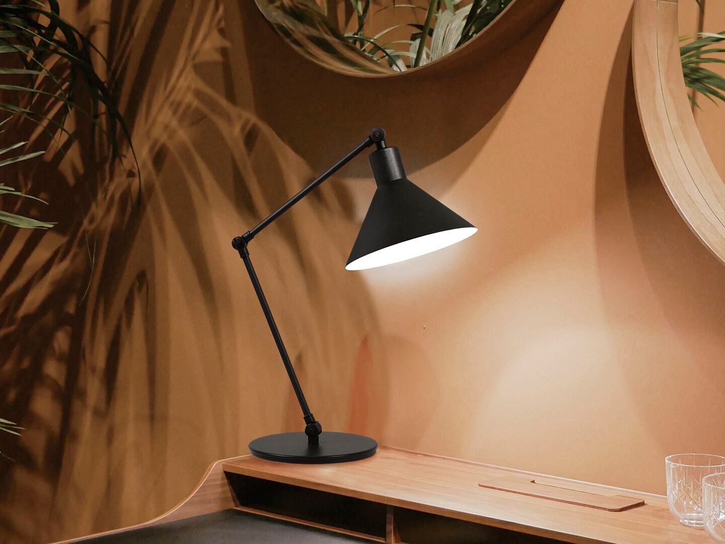 Регулируемая металлическая настольная лампа с гибким кронштейном luxcambra Capuchina ARCH-00086182 - Вид №1