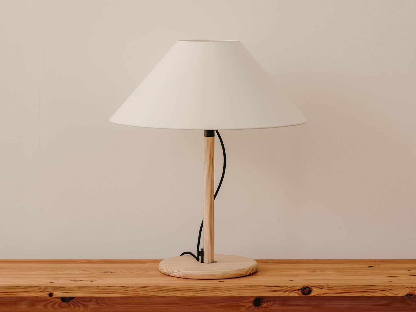 Светодиодная настольная лампа из сосны luxcambra Clasica ARCH-00088489 - Вид №5