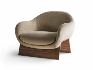 Тканевое кресло с подлокотниками