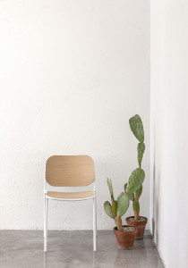 Деревянный штабелируемый стул с открытой спинкой