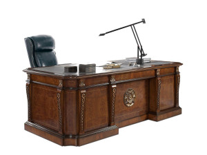 Деревянный прямоугольный стол с ящиками