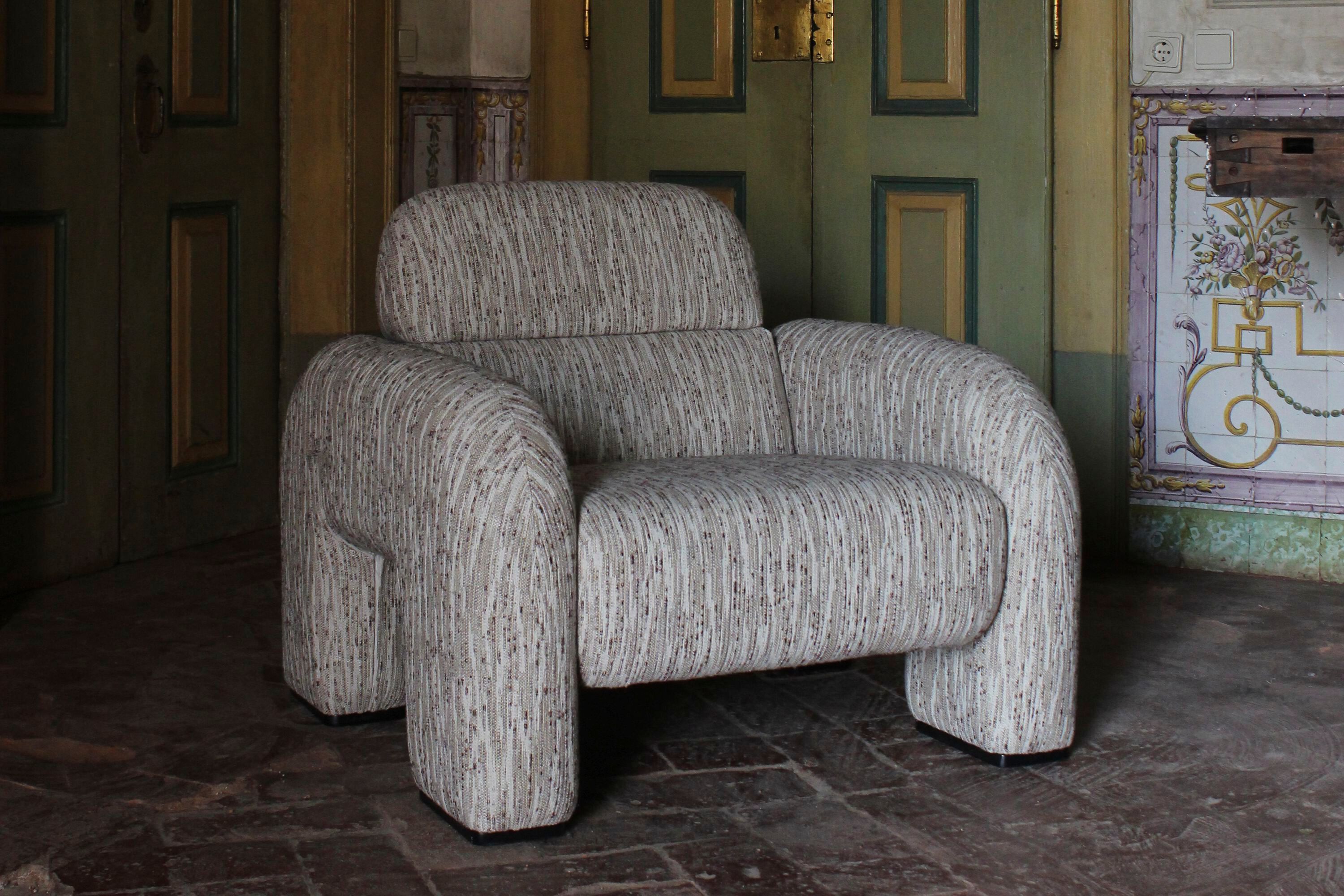 Тканевое кресло с подлокотниками DOOQ Vertigo ARCH-00075600