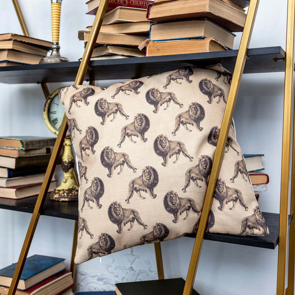 5115134 Интерьерная подушка «Группа львов в бежевом» Object Desire  - Вид №1