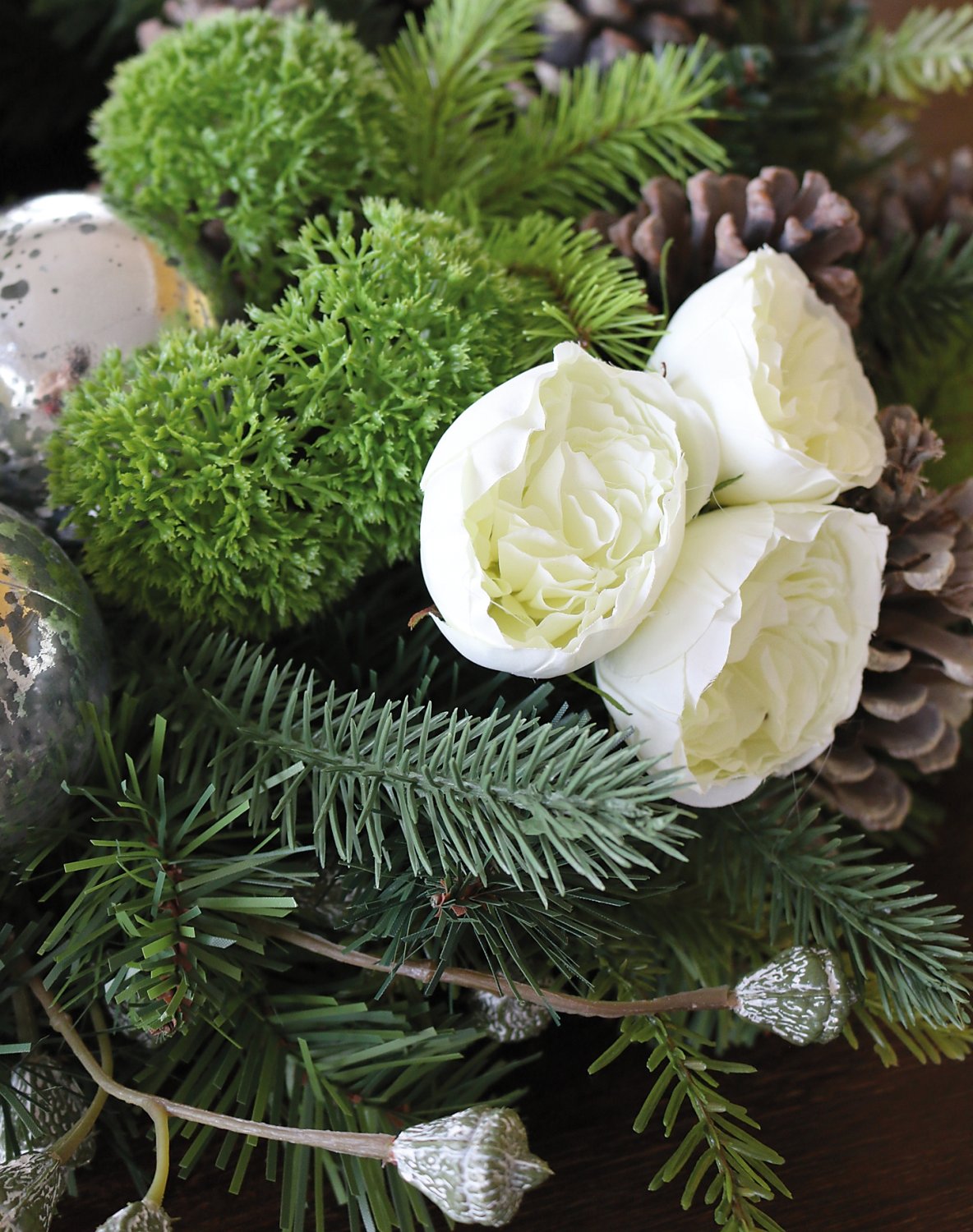 2022 807 a3 Искусственный венок 'смешанная зелень / розы / шары / шишки', Ø 68 см, зелено-белый H-andreas  - Вид №6