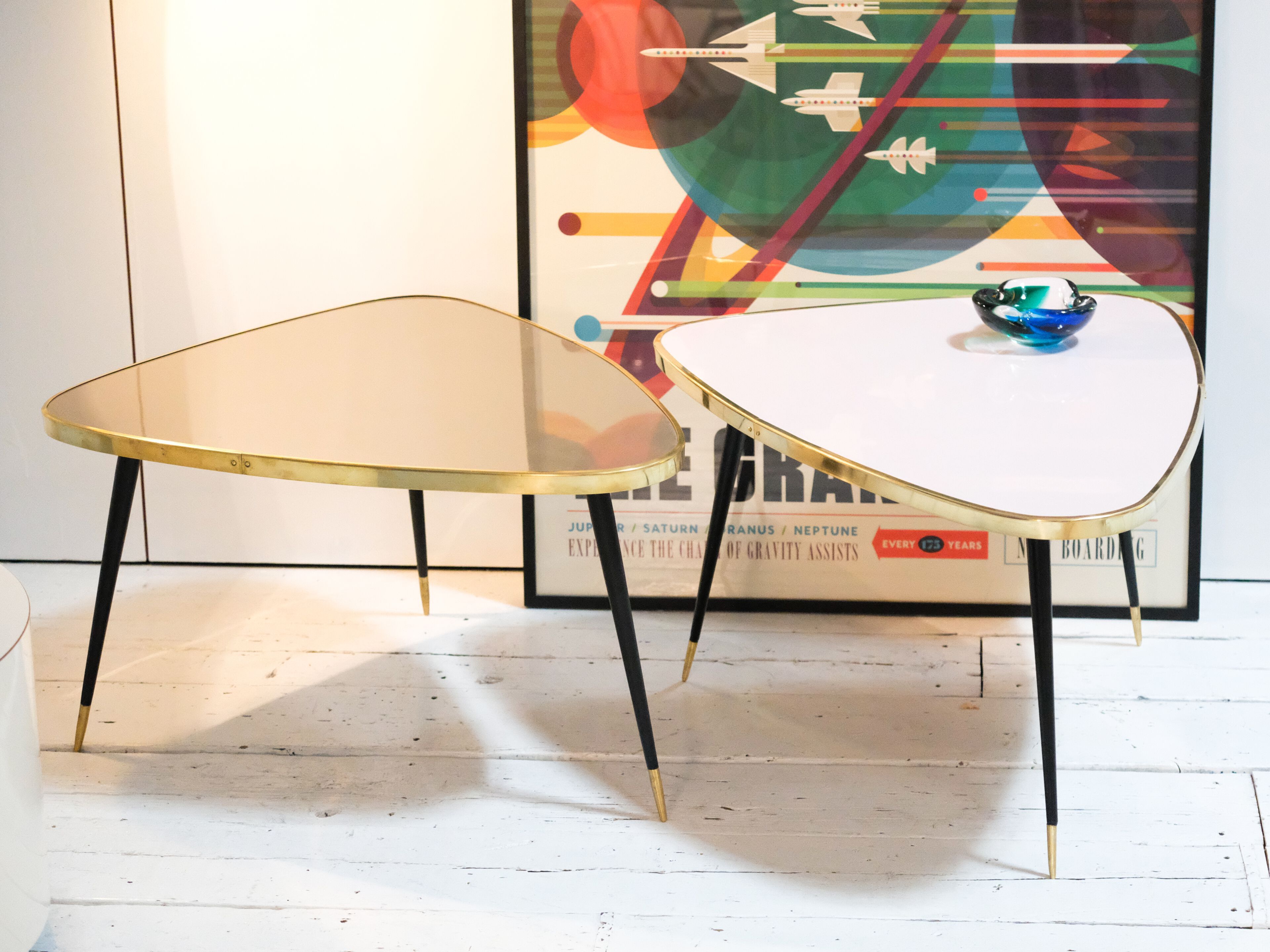 Журнальный столик из ламинированного стекла с полированным латунным профилем Jover+Valls Antique Boutique-Twist ARCH-00039988