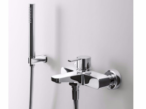 Настенный смеситель для ванны с ручным душем