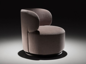 Тканевое кресло с подлокотниками