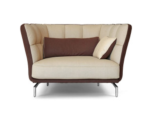 Тканевое кресло с подлокотниками