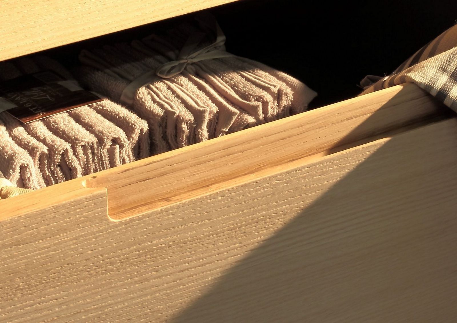 Деревянная кухня с полуостровом Deodara ущелье ARCH-00124659 - Вид №3