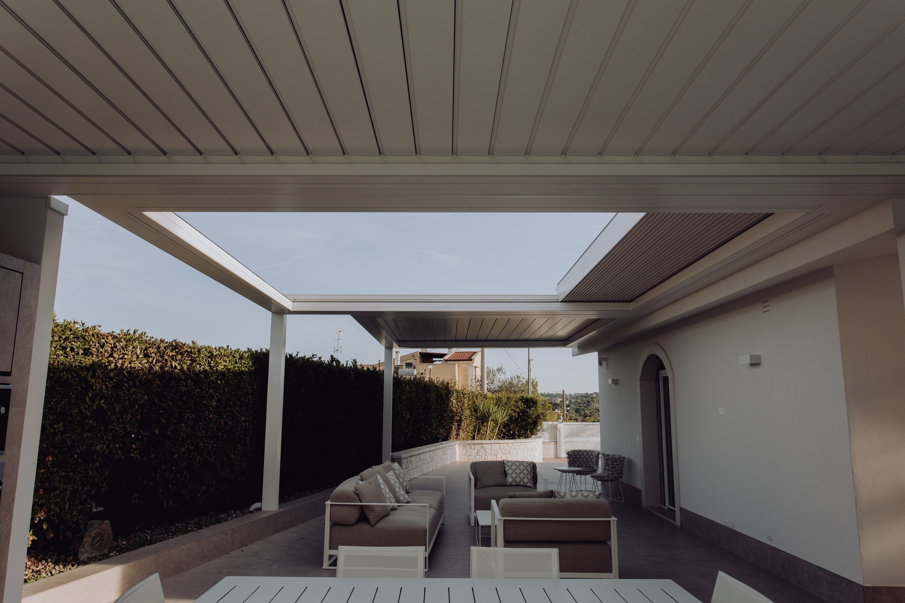 Пергола с алюминиевыми пластинами KE Outdoor Design КЕДРИ ARCH-00016417 - Вид №1