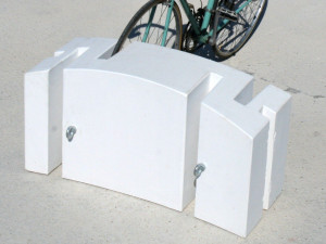 Реконструированная каменная стойка для велосипедов