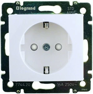 Розетка Legrand Valena с заземлением со шторками белая