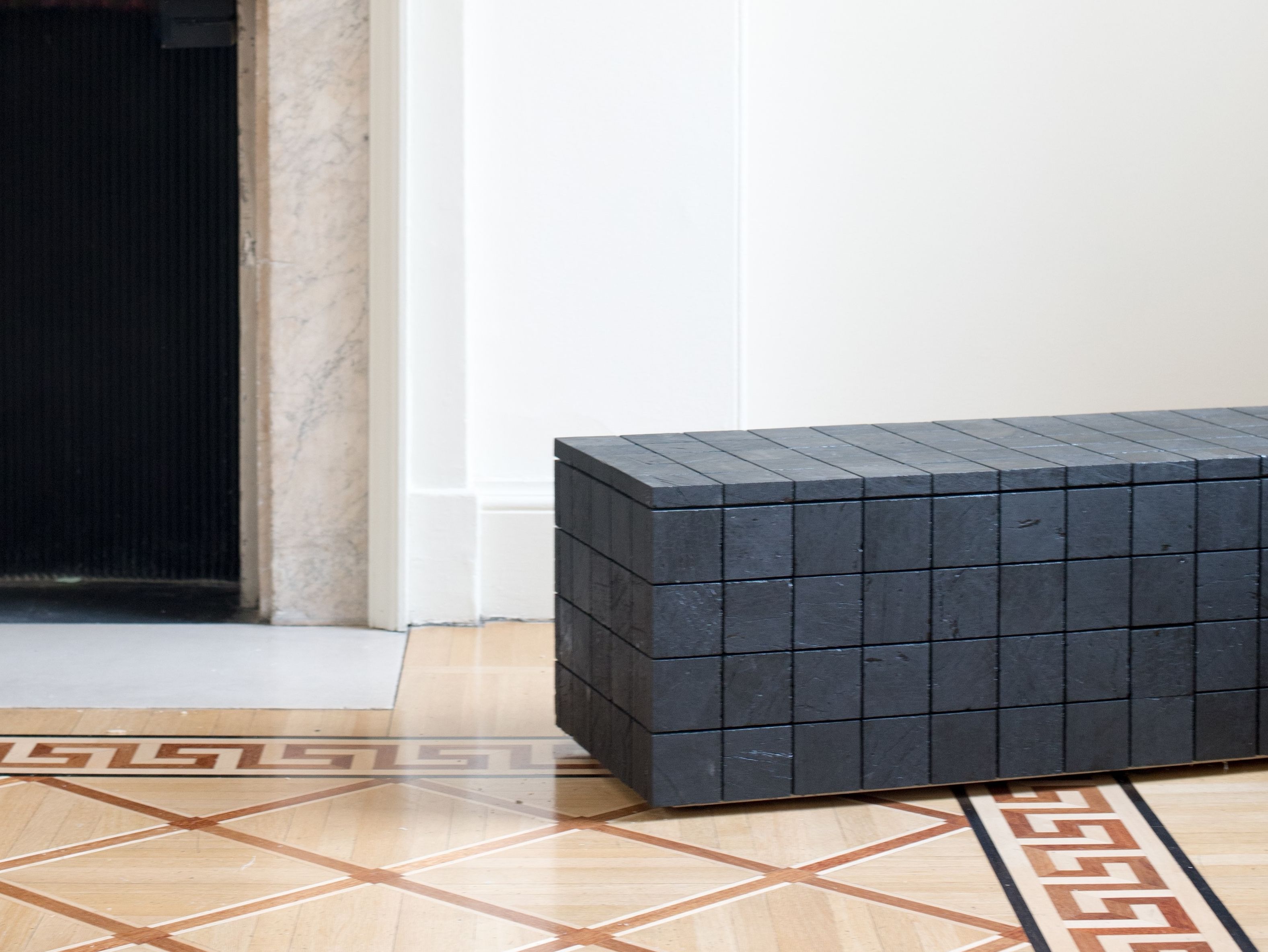 Скамья из антрацитового угля Movimento Gallery Jesper Eriksson ARCH-00103760 - Вид №2