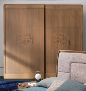 Деревянная двуспальная кровать