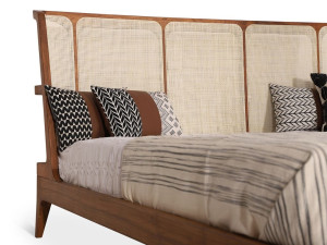 Двуспальная кровать из тикового дерева с высоким изголовьем