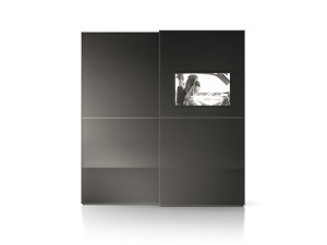 Шкаф из закаленного стекла с раздвижными дверями и встроенным телевизором