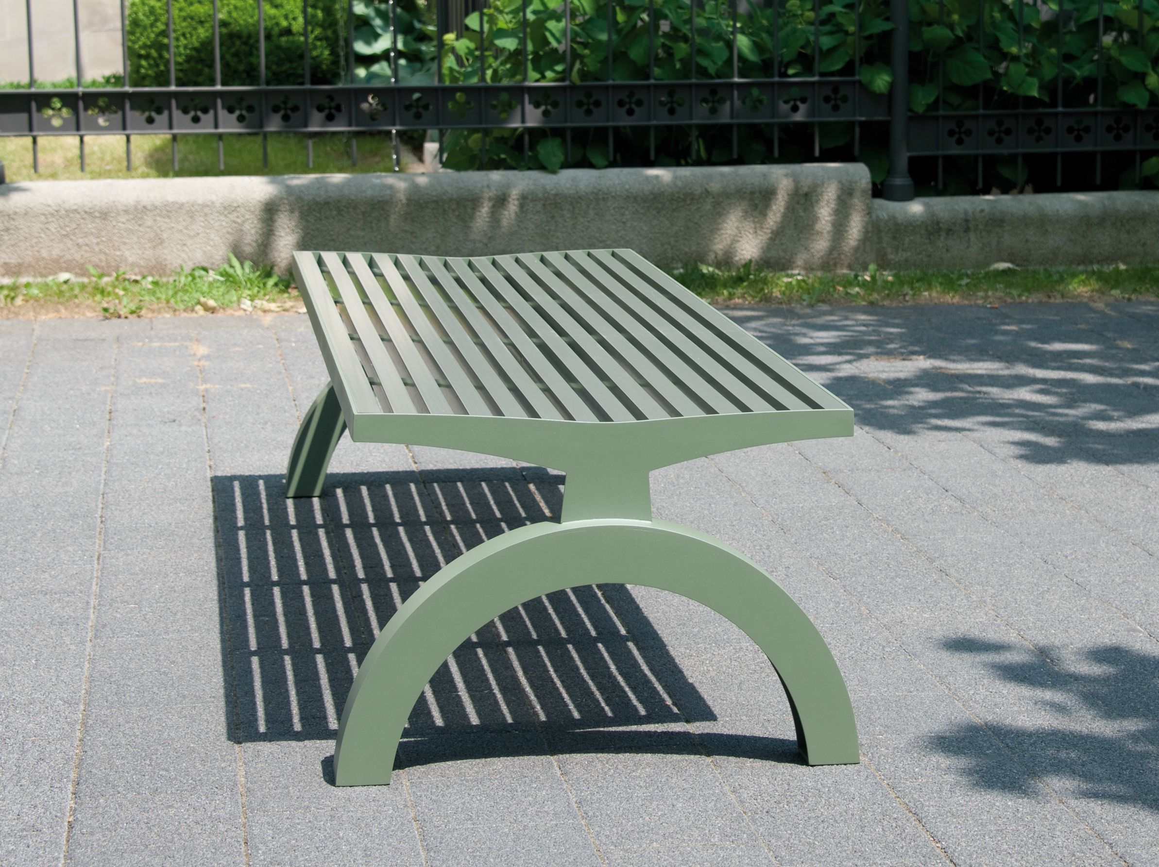 Скамейка из нержавеющей стали и ПЭТ без спинки BENKERT BANKE Comfony ARCH-00113389