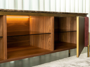 Шкаф для телевизора с распашными дверцами