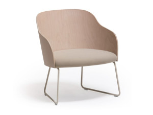 Деревянное кресло с подлокотниками