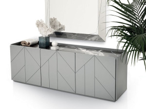 Деревянный шкаф с распашными дверями