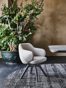 Мягкий стул с подлокотниками