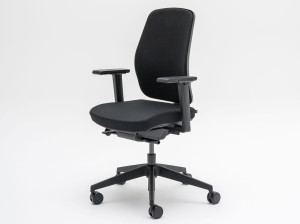 Офисное кресло с колесами с подлокотниками