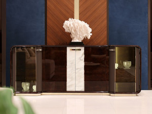 Деревянный шкаф с распашными дверями