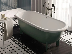 Овальная ванна в центре комнаты