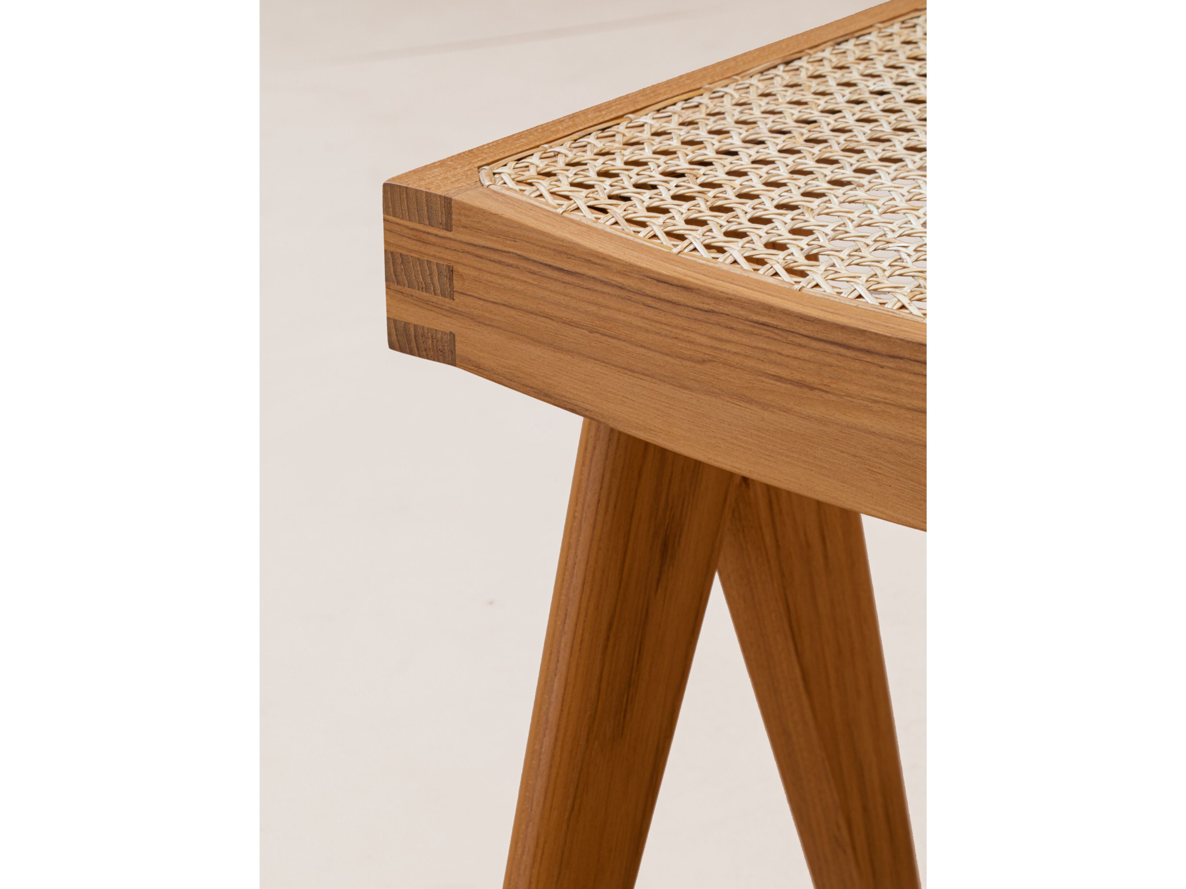 Низкий стул из тикового дерева Phantom Hands Project Chandigarh ARCH-00001037 - Вид №1