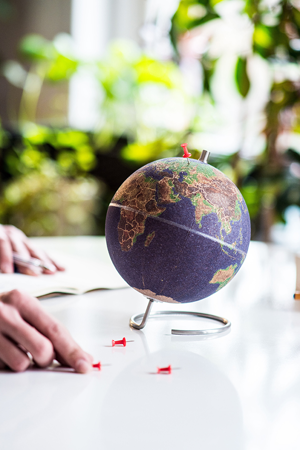 Глобус цветной Colour малый SUCK UK SKCORKGLOBE4 - Вид №2